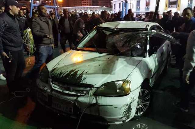 سقوط سيارة في قناة سقوط سيارة في قناة السويس بمصر 