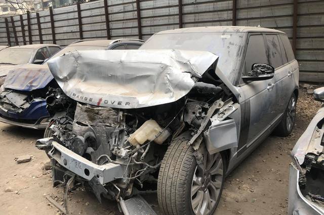 600 ألف جنيه قيمة سيارة عمرو أوديب في المزاد