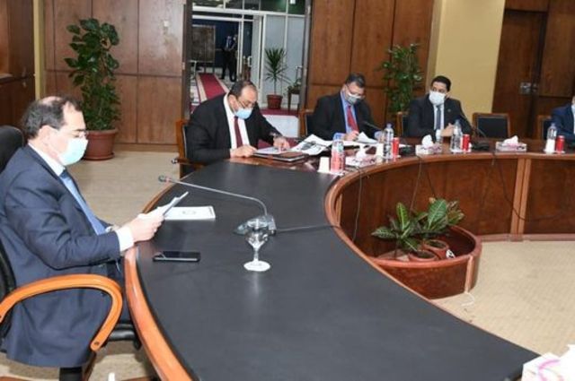 متابعة التوسع في انشاء محطات تموين وتحويل السيارات للغاز الطبيعى