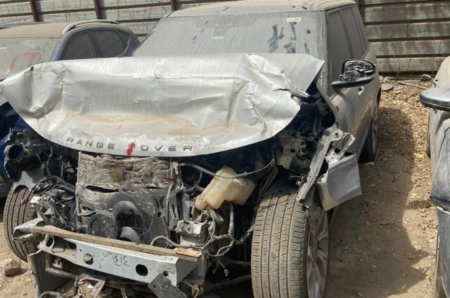 بالصور . . رانج روفر عمرو أديب في مزاد بيت التأمين المصري السعودية 