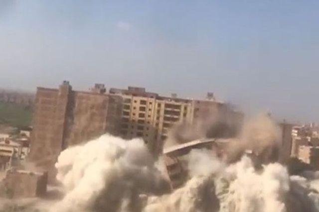 فيديو : إزالة عقار الدائري المحترق وغلق للطريق في الساعات الماضية