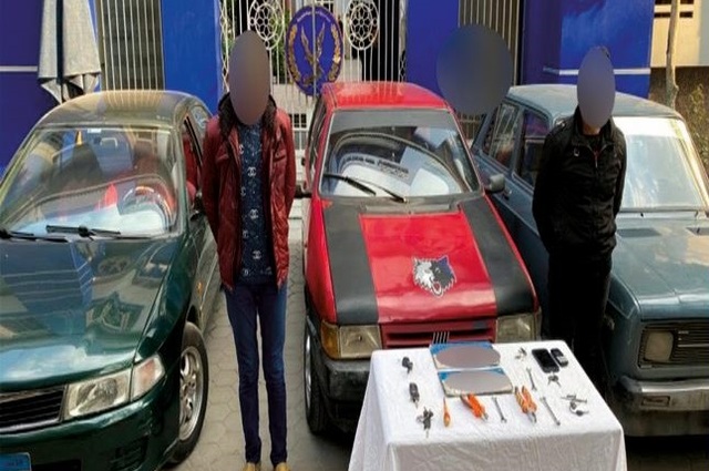 سقوط عصابة لسرقة السيارات وتقطيعها في القاهرة