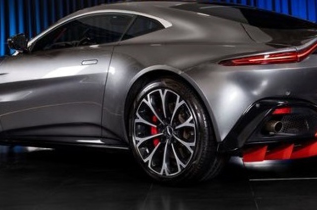 أستون مارتن فانتاج . . سيارة نادرة مستعملة للراغبين في الشراء