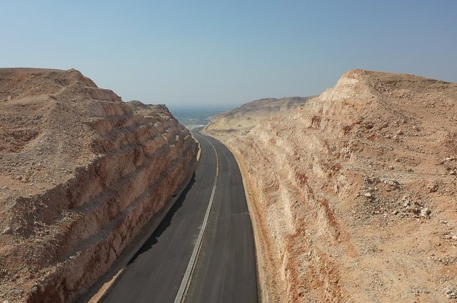 بالصور : محور ديروط الجديد يخترق الصحراء والأراضي الزراعية