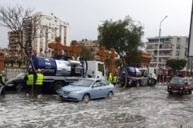 الأمطار تؤدي لغلق طرق وزحام في أخرى بمصر