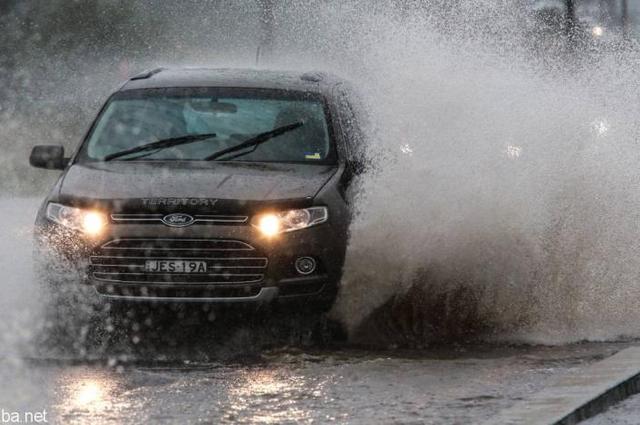 المرور يطلق تحذيرات بخصوص قيادة السيارات وسط الأمطار والضباب