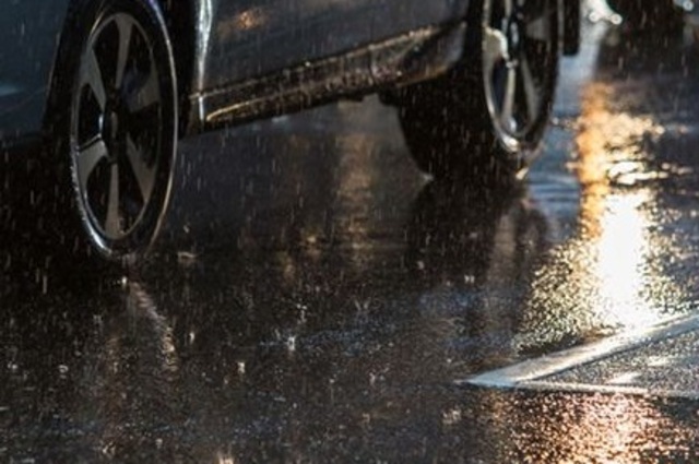 نصائح الشركات لقيادة السيارات في موسم المطر