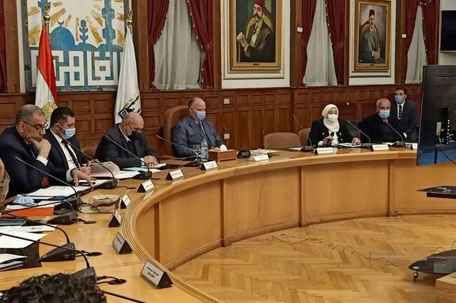 محافظ القاهرة يشدد على فتح الجراجات المغلقة