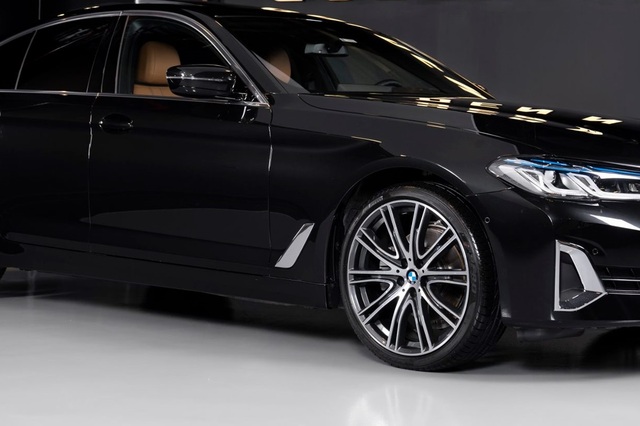 مواصفات بي إم دبليو 520i LCI موديل 2021 لاكشري لاين المعروضة للبيع