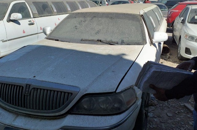 ليموزين ومرسيدس وجراند شيروكي في مزاد جمرك السويس