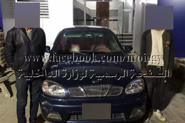 الداخلية تقبض على عصابة تسرق السيارات بادعاء كونهم سياس