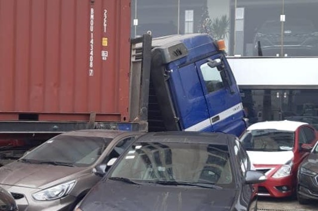 بالصور : شاحنة تحطم سيارات معرض السيد المكاوي بسبب الشبورة 