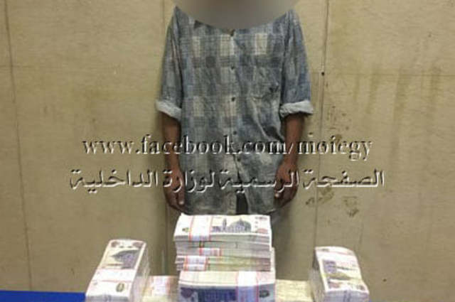 القبض على سائق تاكسي استولي على مليون جنيه منسية في سيارته