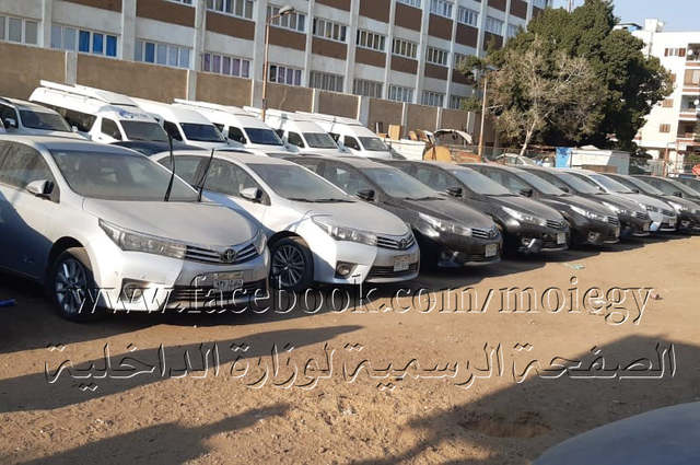 الداخلية تعلن ضبط 121 سيارة مخالفة للإعفاءات الجمركية 