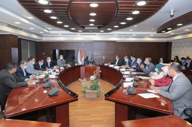 وزير النقل يتابع تطور العمل في المشروع القومي للطرق في مصر 