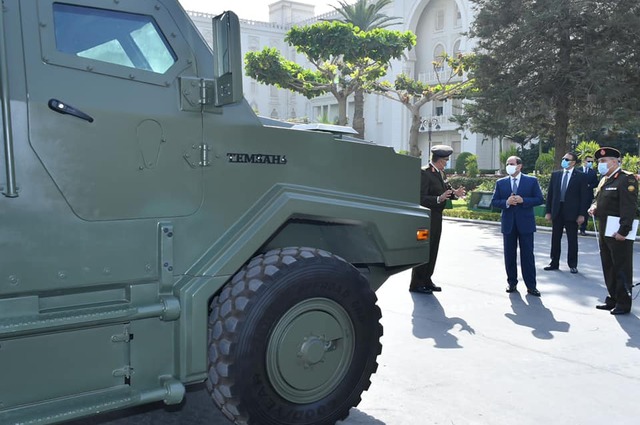 السيسي يتابع مركبات تابعة للقوات المسلحة