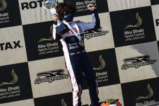 طفل مصري يفوز بسباق سيارات في دبي