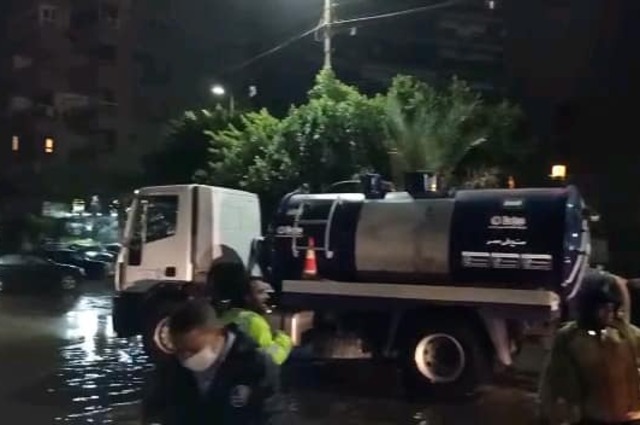 رفع مياه الأمطار وتسيير حركة المرور في شوارع القاهرة