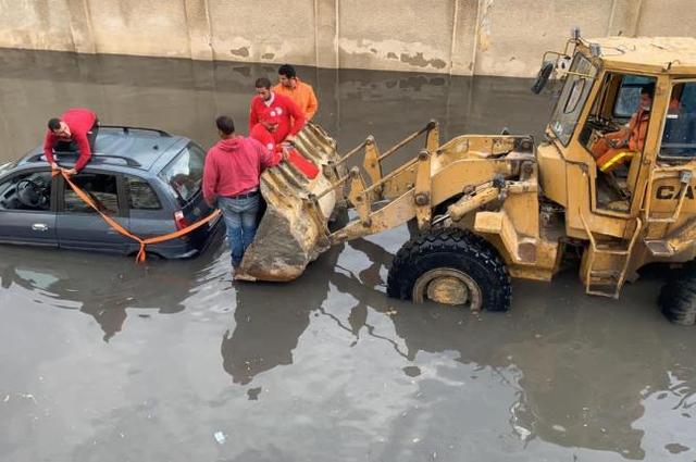انقاذ أكثر من 40 سيارة من الغرق في الاسكندرية