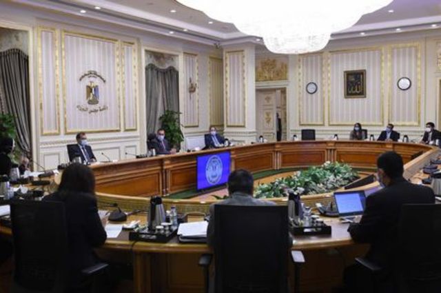 رئيس الوزراء يطالب بالتوسع في محطات الغاز وشحن السيارات الكهربائية