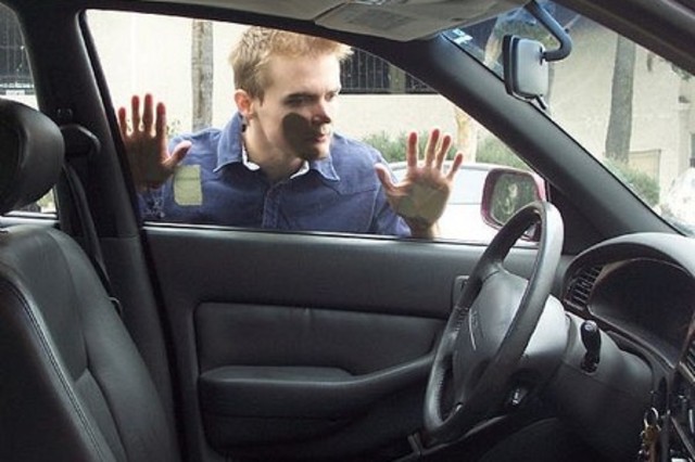 كيف تفتح السيارة إذا تركت المفاتيح بالداخل؟