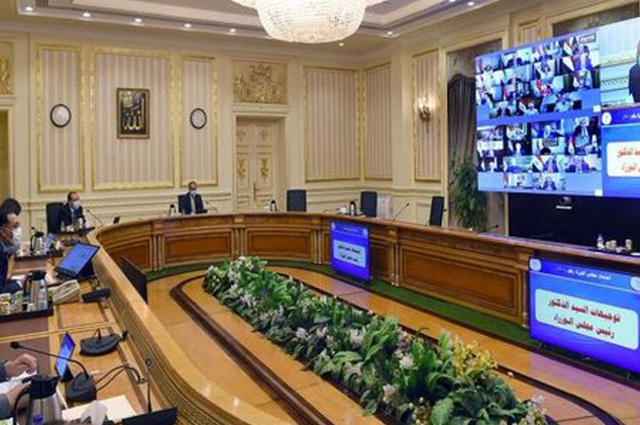 رئيس الوزراء يشدد على غرامات لعدم ارتداء الكمامات بالمواصلات