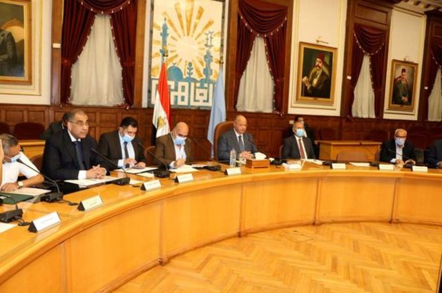 محافظ القاهرة يطالب المرور برفع السيارات حول المدارس خلال الانتخابات