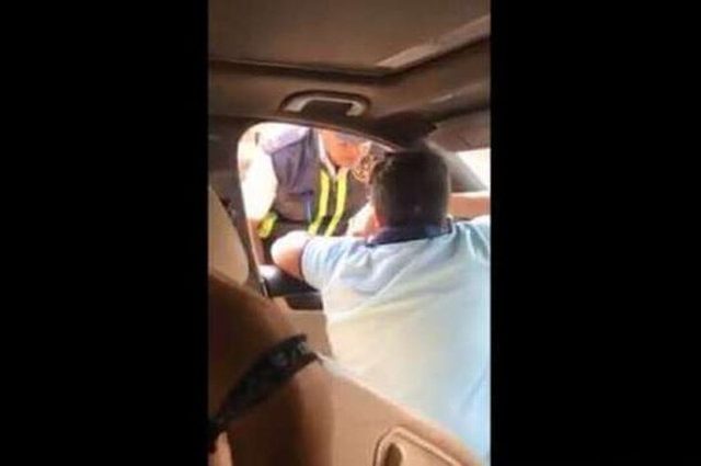 فيديو : طفل صغير يقود مرسيدس ويصدم رجل مرور في مصر