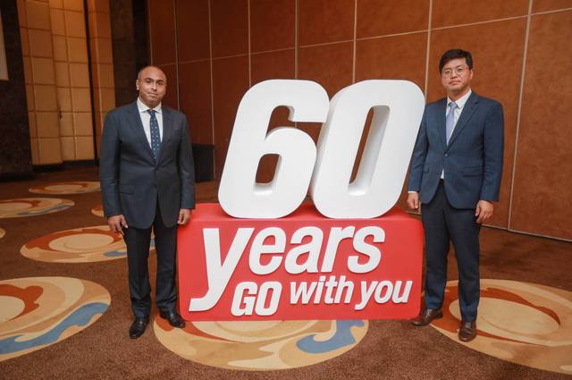 جريسكو وكومهو يوزعان سبائك من الذهب على الموزعين