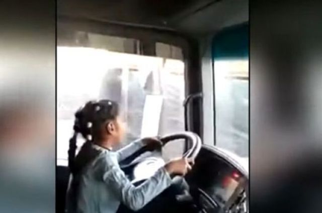 فيديو : القبض على الأب الذي ترك ابنته تقود سيارة نقل ثقيل في مصر 