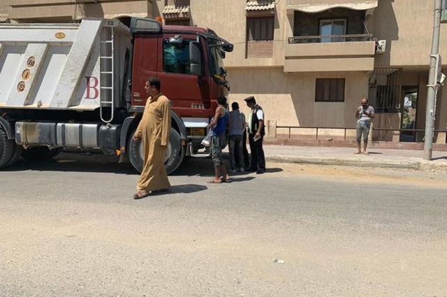 المرور يوقف سيارات نقل في شوارع المعادي اليوم