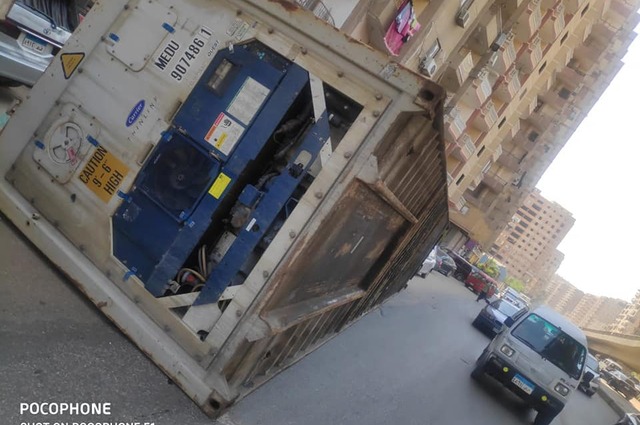 سقوط كونتينر في الجيزة بعد اصطدامه بكوبري 