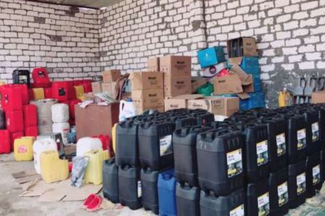 ضبط أكثر من 133 طن زيوت سيارات معاد تدويرها قبل بيعها للمشترين