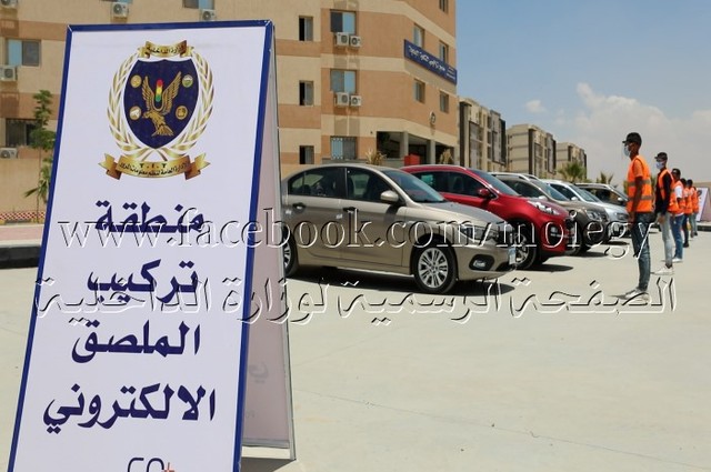المرور يستمر في استقبال المواطنين لتركيب الملصق الالكتروني