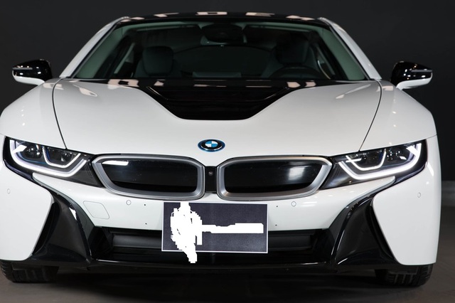 سيارة BMW i8 كوبيه تعرض للبيع في شركة مصرية