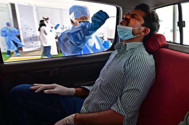 خدمة جديدة لأخذ عينات كورونا من داخل السيارات بمصر