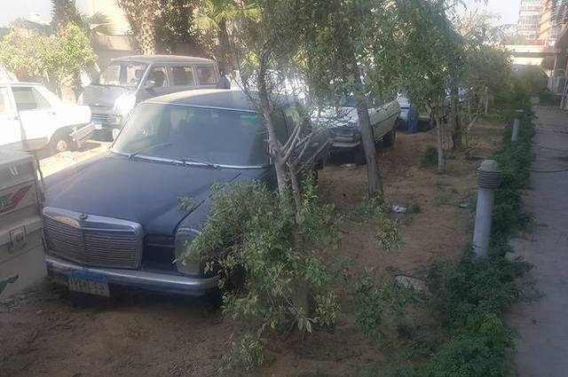 لادا ومرسيدس وفيات قديمة وسيارات نقل في مزاد جديد