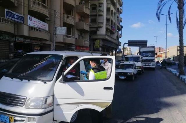 811 مخالفة لعدم ارتداء الكمامة في النقل الجماعي في القليوبية