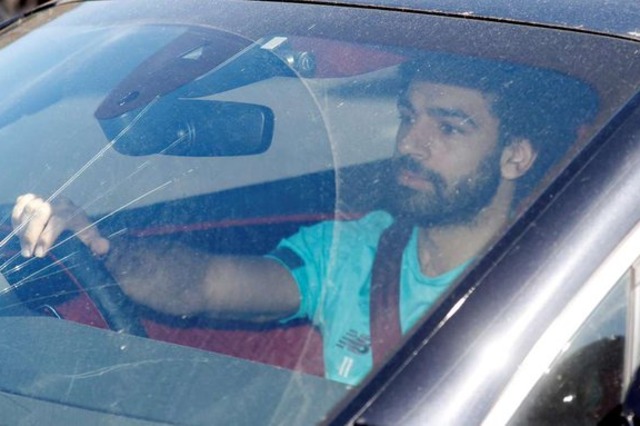 صلاح يعود للتدريبات بزجاج مكسور لسيارته