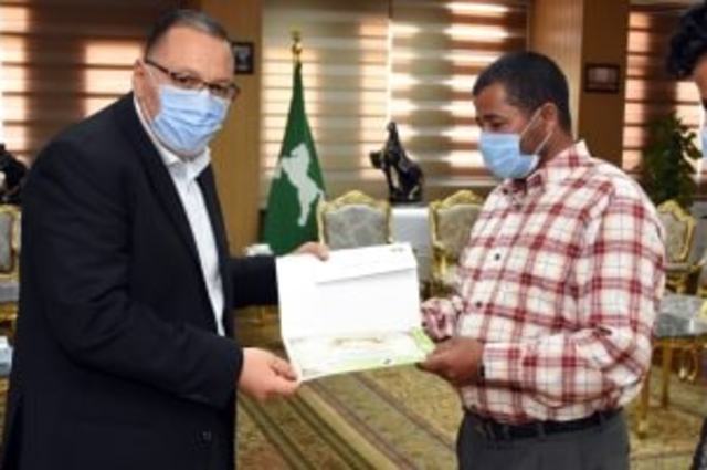 تكريم محافظة الشرقية لسائق شاحنة الوقود المشتعلة بوحدة سكنية ومكافأة مالية