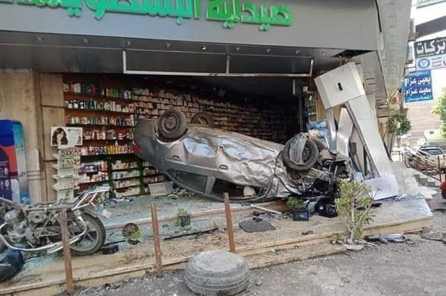فيديو : سيارة تقتحم صيدلية بسبب السرعة الجنونية في مصر