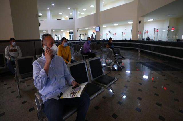 هدوء واعداد قليلة للمواطنين في وحدات المرور في اول يوم عمل