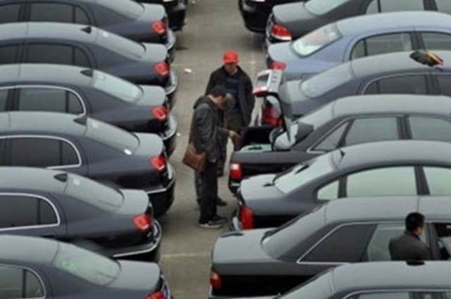 تجار السيارات تتوقع ارتفاع أسعار السيارات بعد فتح باب التراخيص