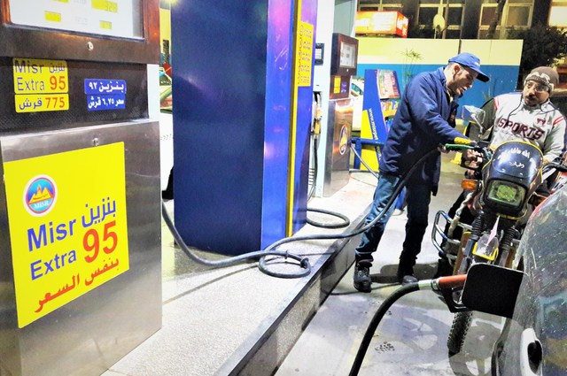 25 قرش انخفاض في سعر البنزين في مصر