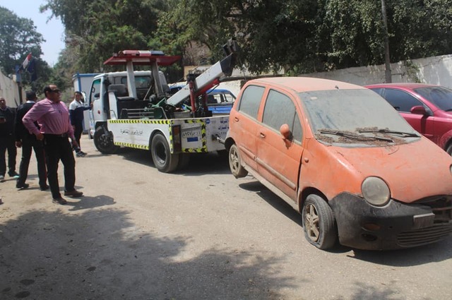 صور : تطهير طرق جديد في الجيزة ورفع سيارات تالفة في القاهرة
