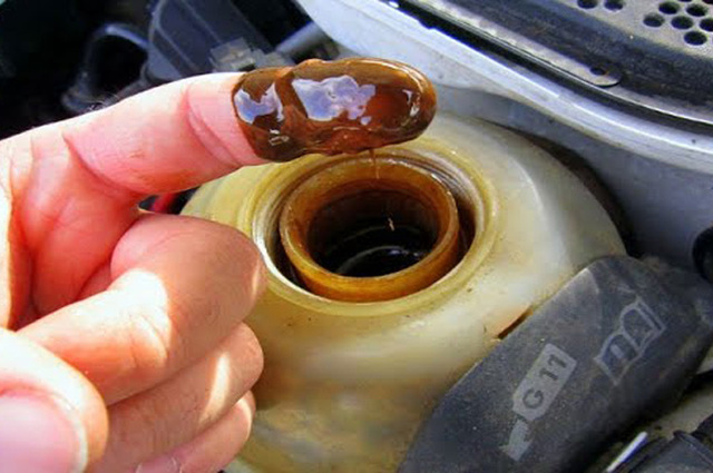 كيف تعرف وجود خلط زيت المحرك بمياه التبريد؟