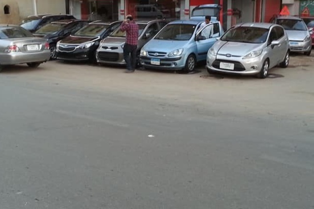 غلق وتقليل رواتب وتسريح للمواظفين في معارض سيارات مصرية