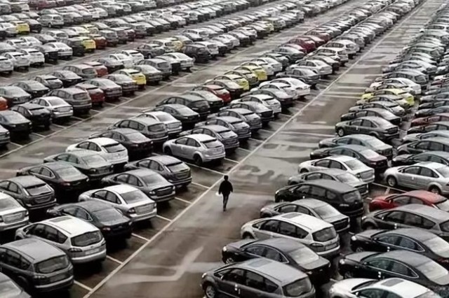 تجار السيارات : وضع حد للسحب اليومي في البنوك سيؤثر على شراء السيارات