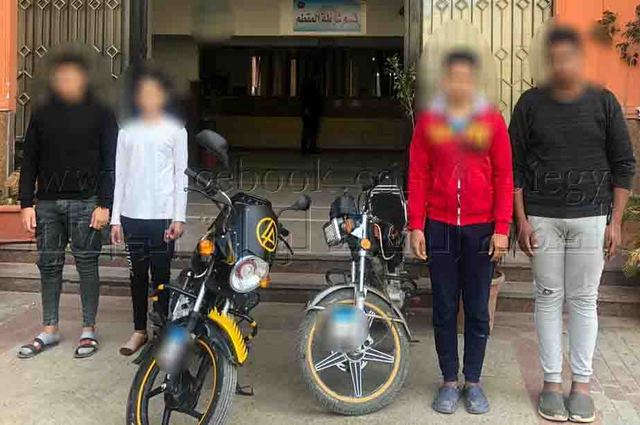 القبض على ركاب دراجات نارية يعرقلون المارة ويصورون الوقائع