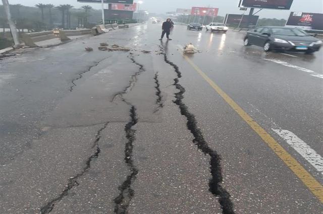 غلق محور 26 يوليو بسبب هبوط وتشقق في الطريق